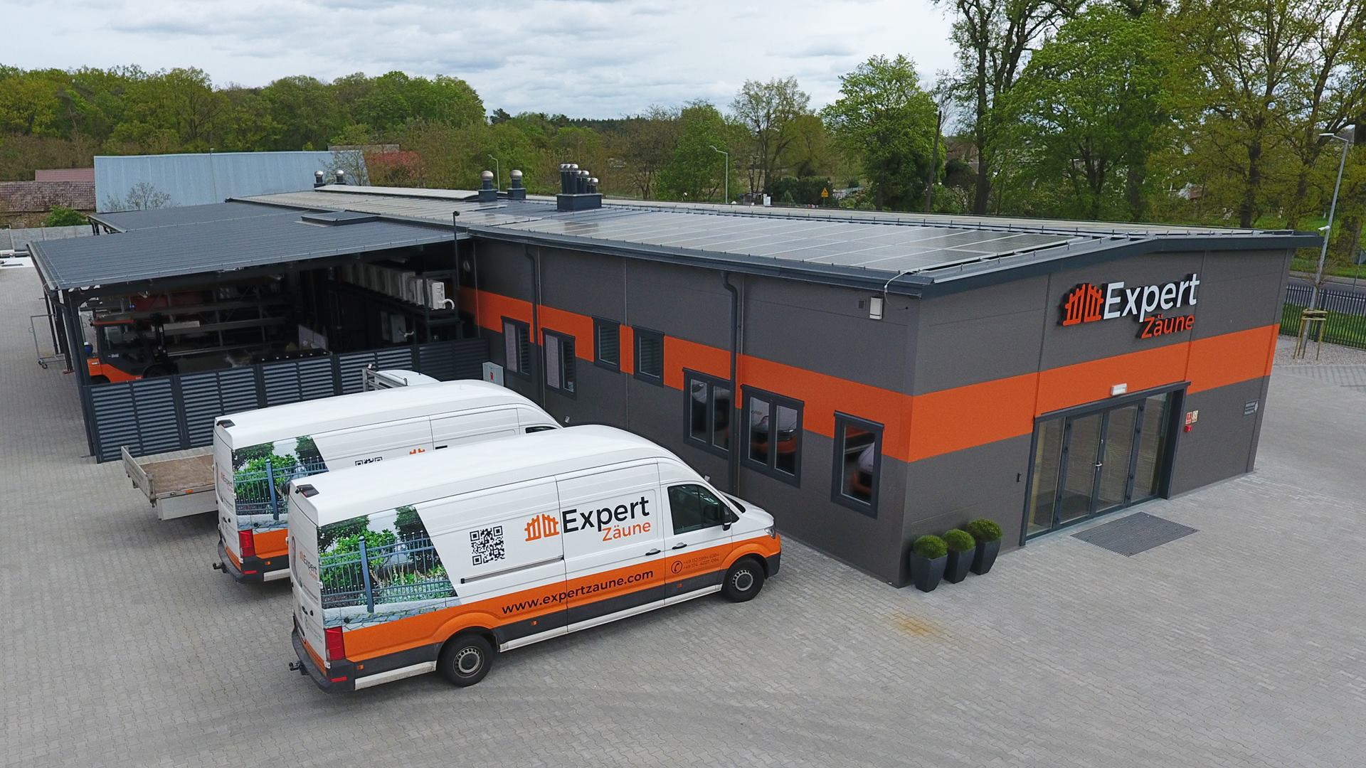 Hala produkcyjna z biurowcem