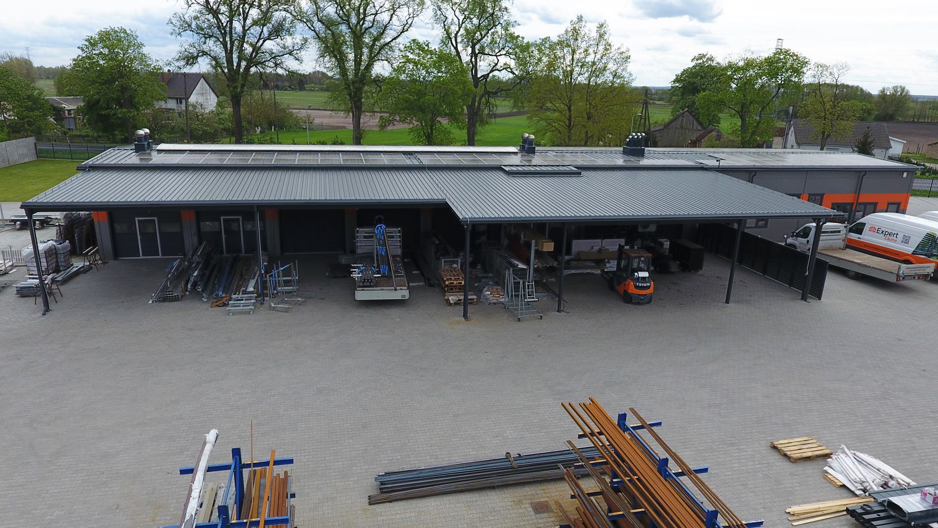 Hala produkcyjna z biurowcem