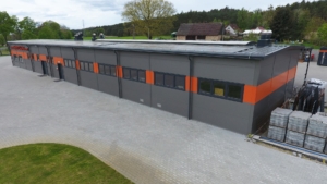 Hala produkcyjna z biurowcem