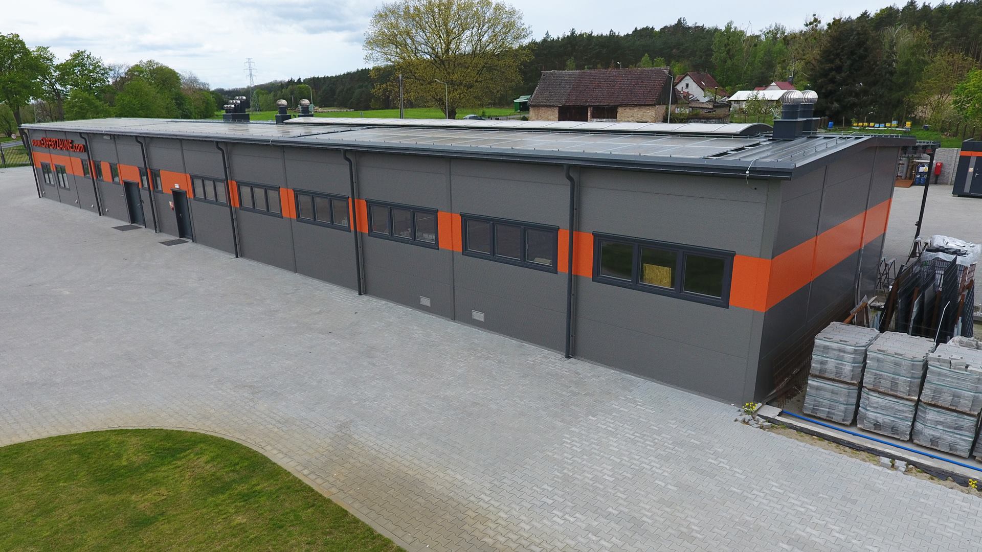 Hala produkcyjna z biurowcem