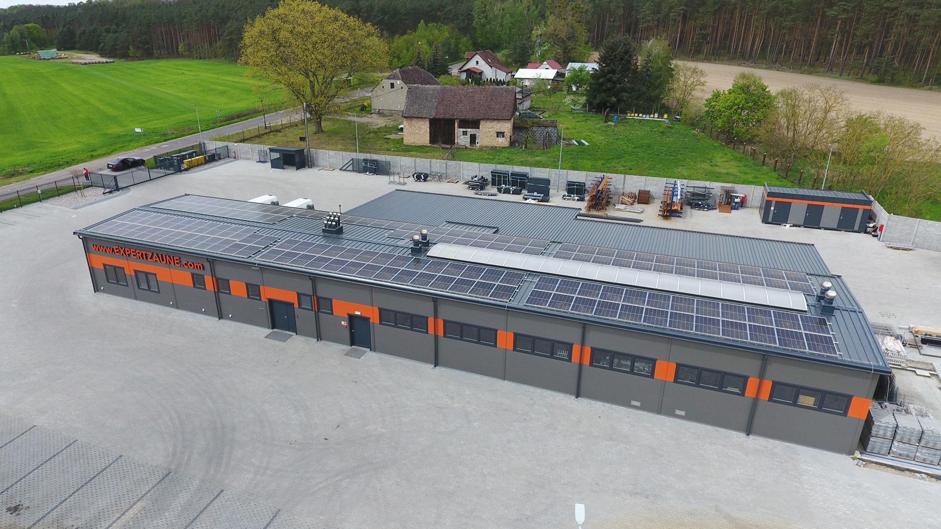 Hala produkcyjna z biurowcem