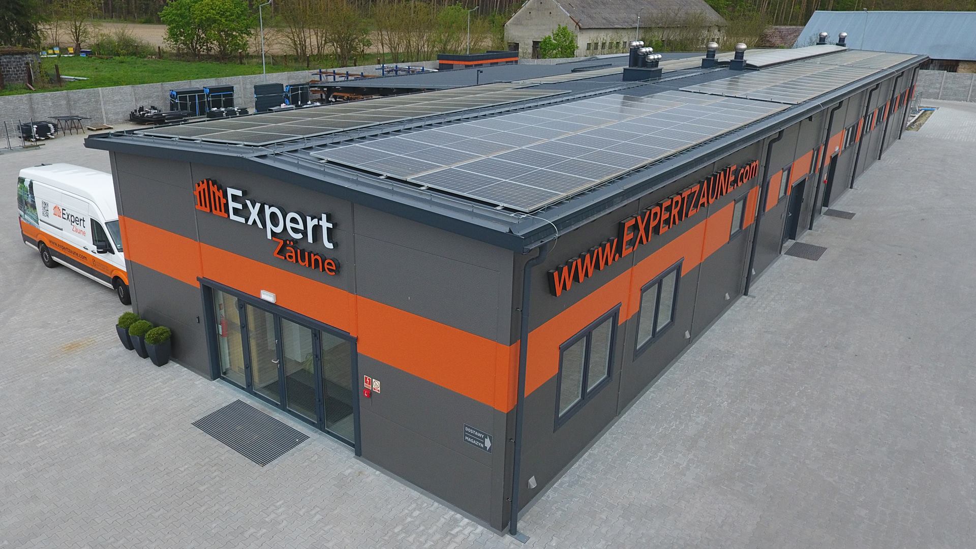 Hala produkcyjna z biurowcem