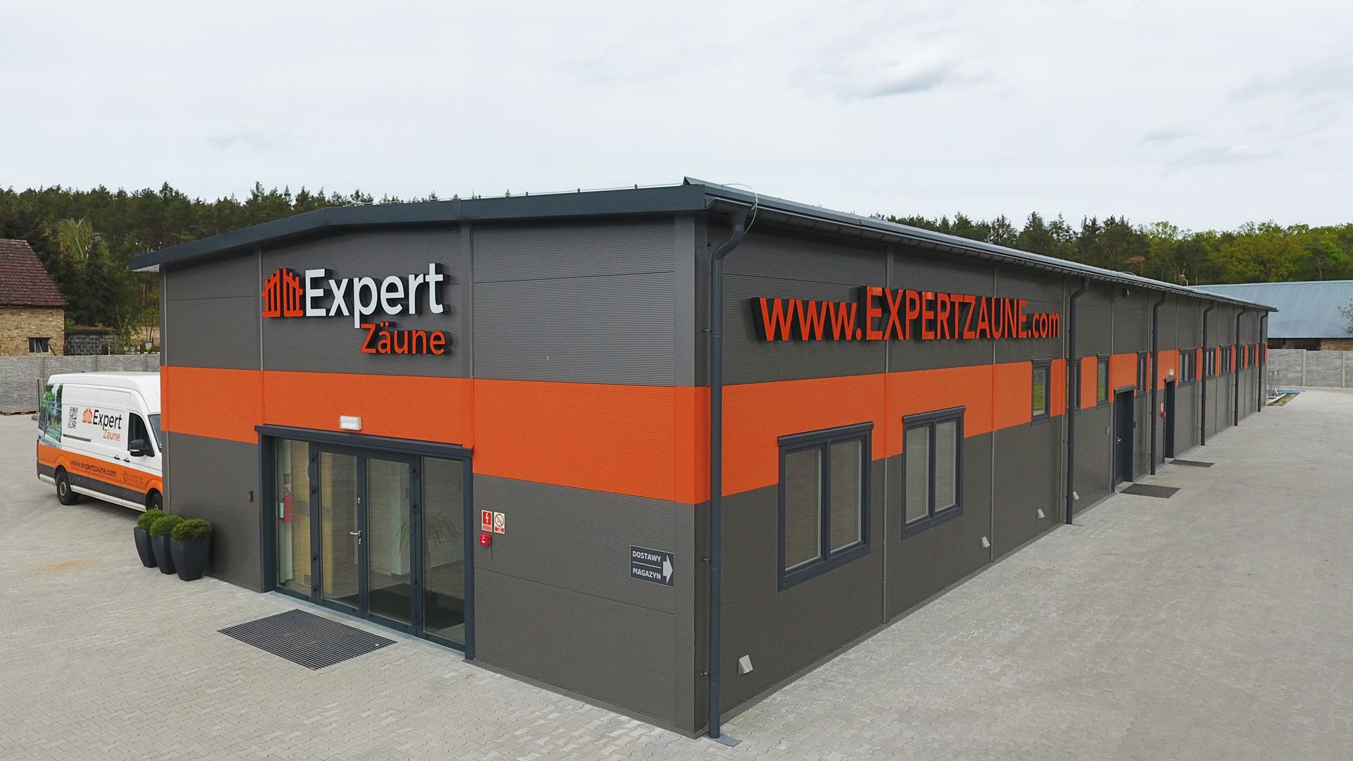 Hala produkcyjna z biurowcem