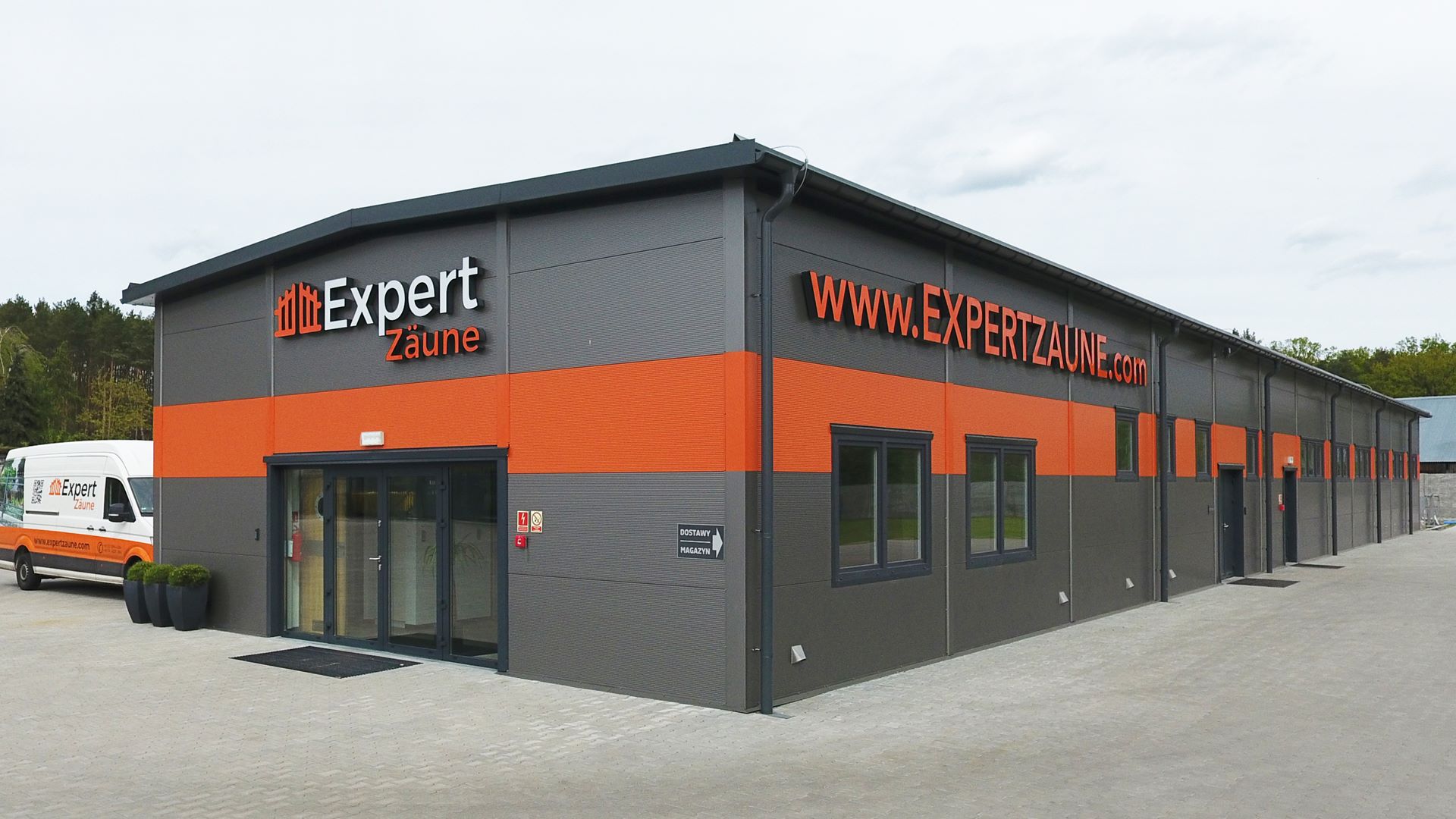 Hala produkcyjna z biurowcem