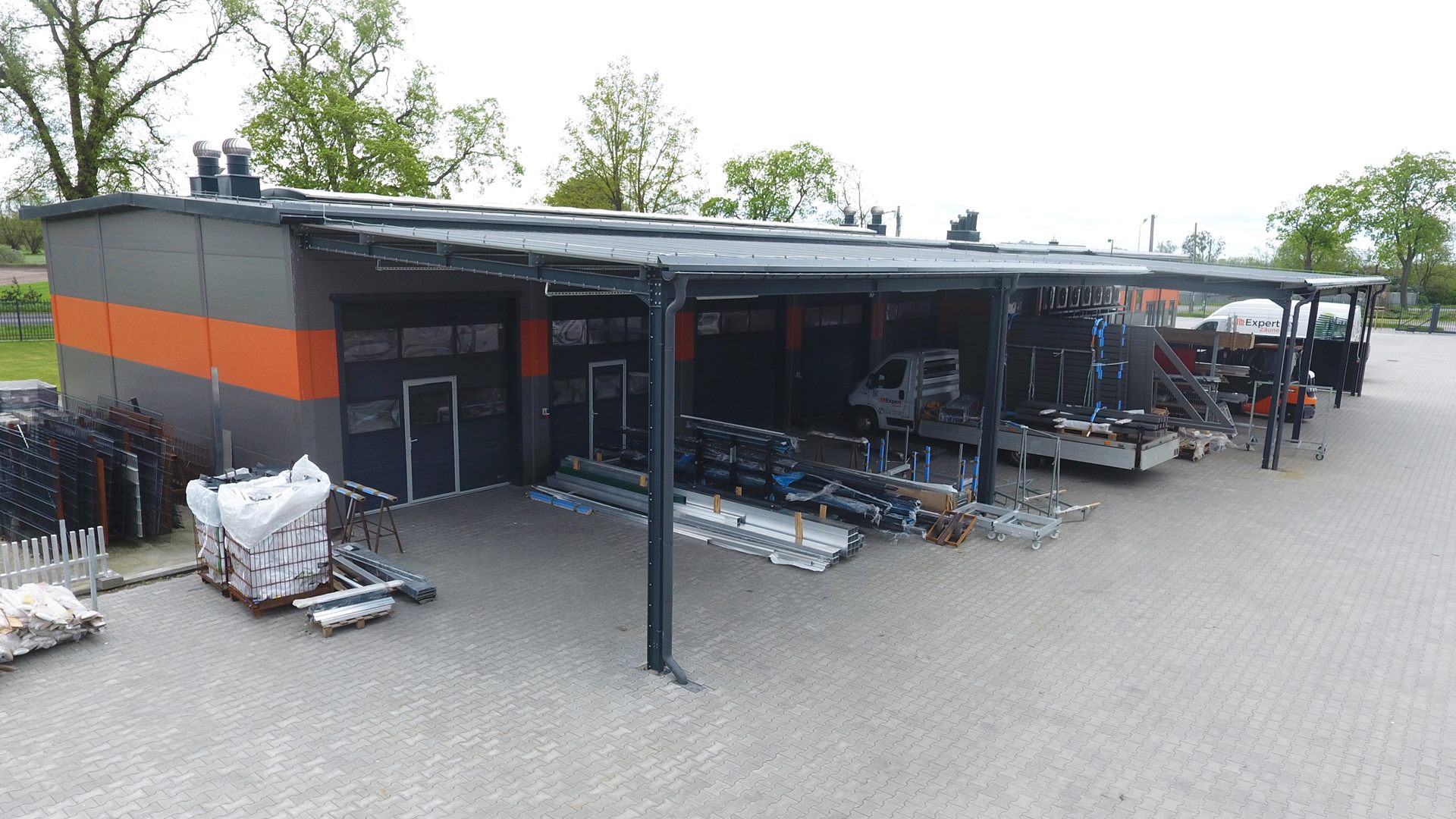 Hala produkcyjna z biurowcem