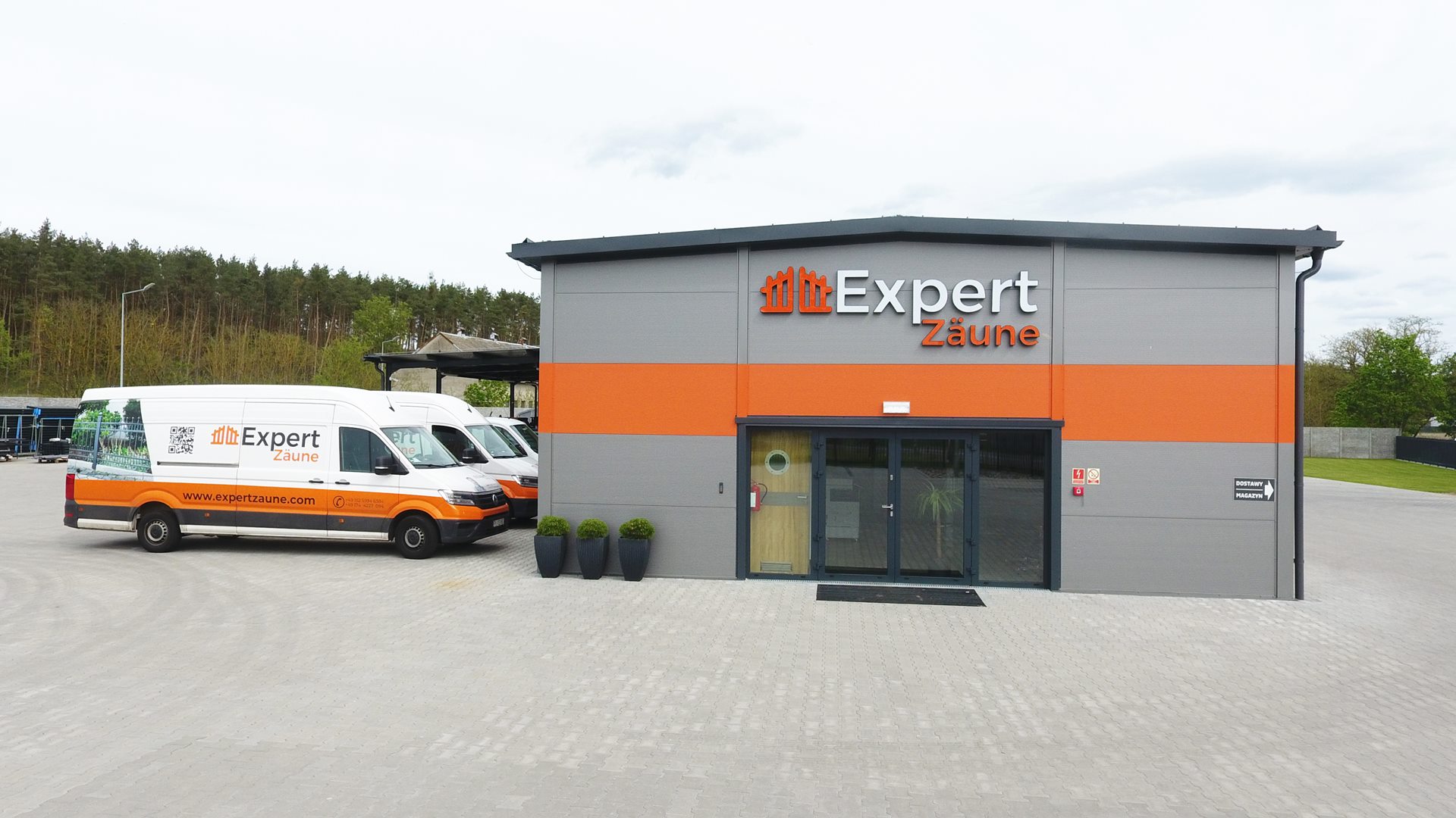 Hala produkcyjna z biurowcem