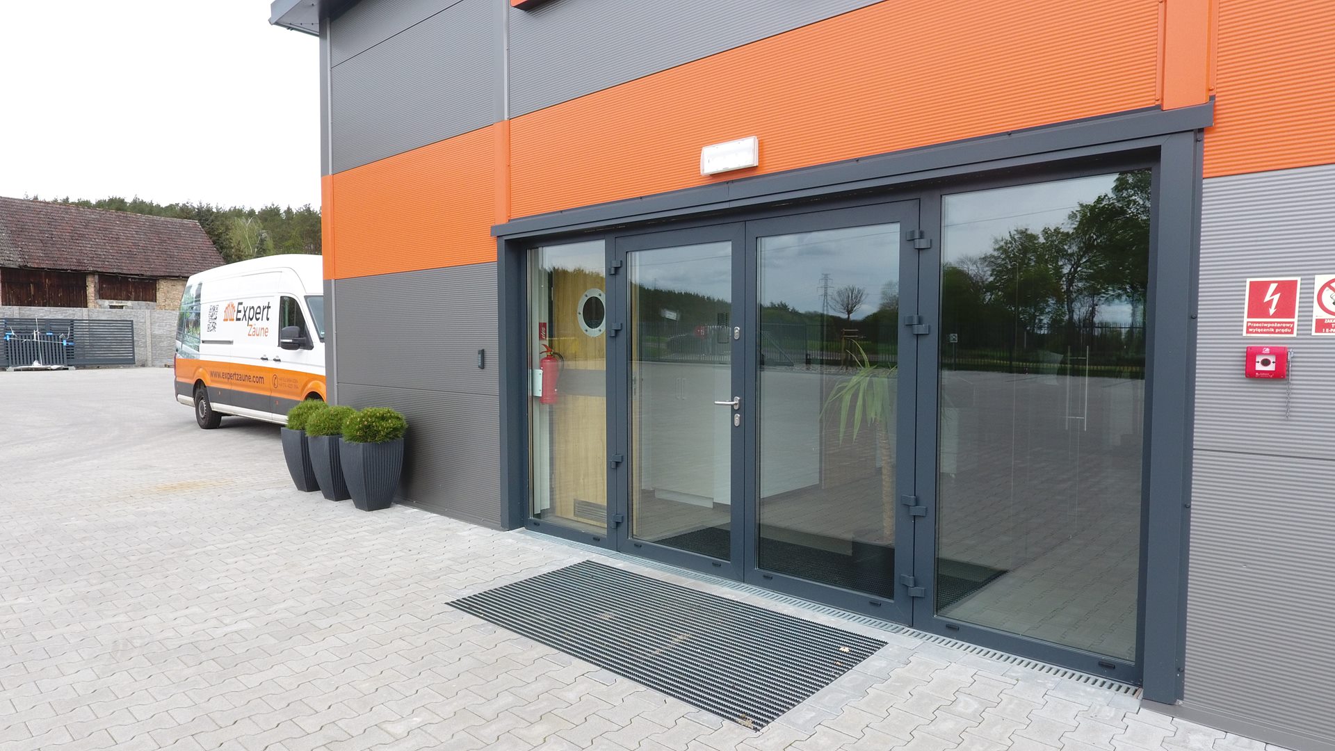 Hala produkcyjna z biurowcem