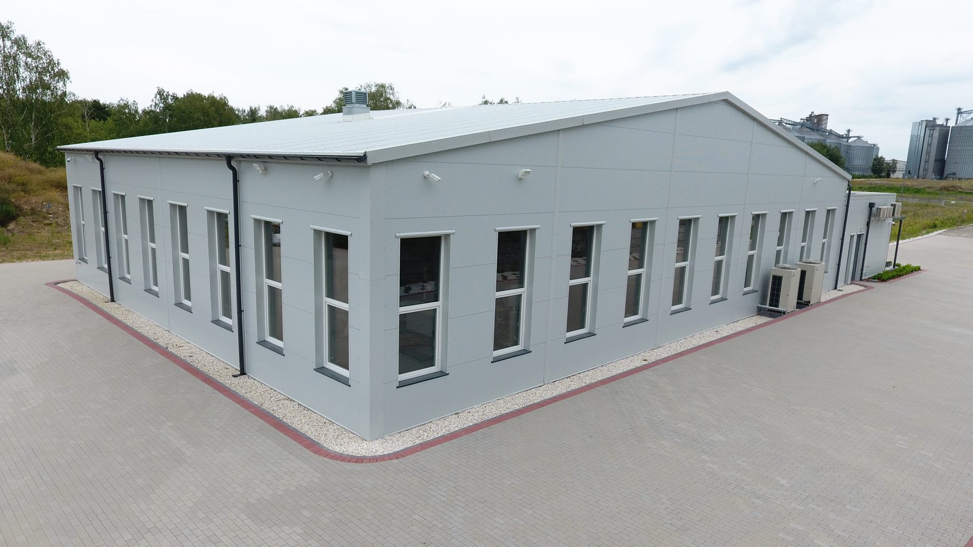 Hala usługowa z biurem