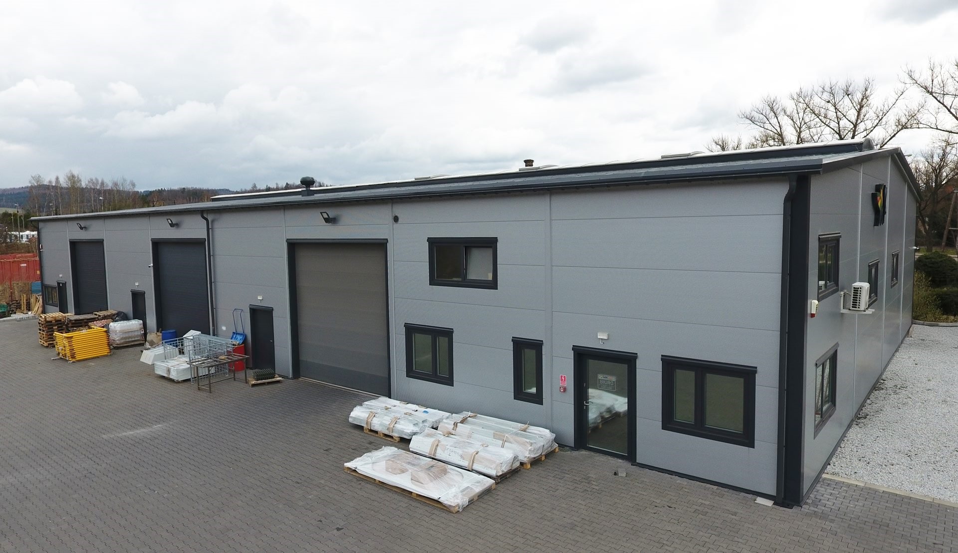 Hala produkcyjna z biurem