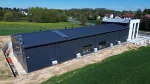 Hala produkcyjna z biurowcem