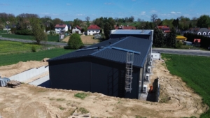 Hala produkcyjna z biurowcem