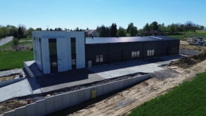 Hala produkcyjna z biurowcem